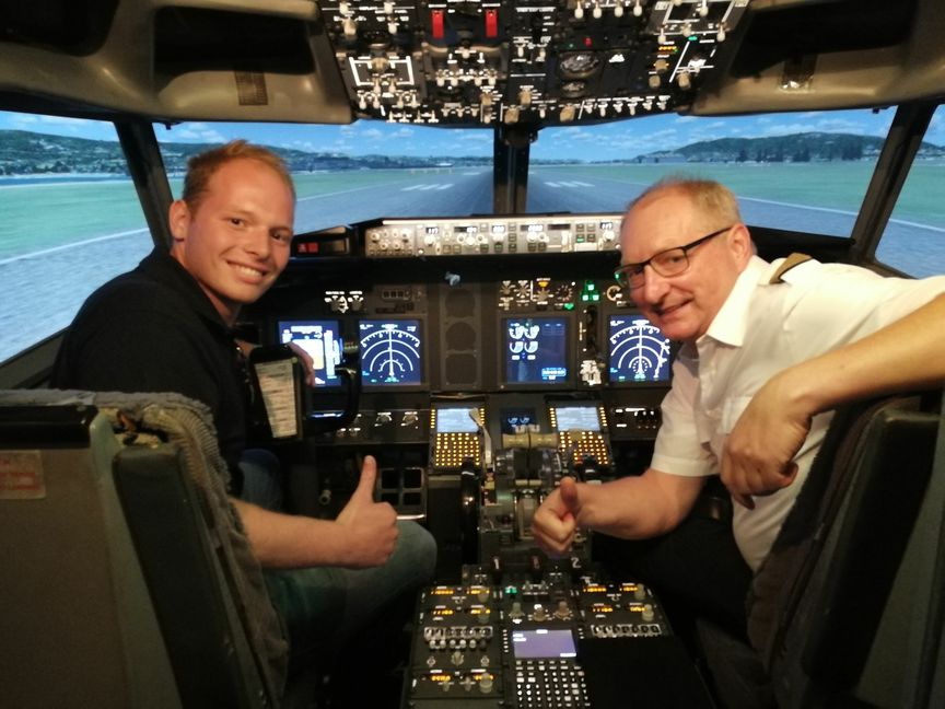 Piloten-Anwärter Jelle Blikman mit Pilot Stefan Mack im Cockpit der Boeing 737. Allerdings im Flugsimulator auf dem Flugfeld.     Bild: Cakir