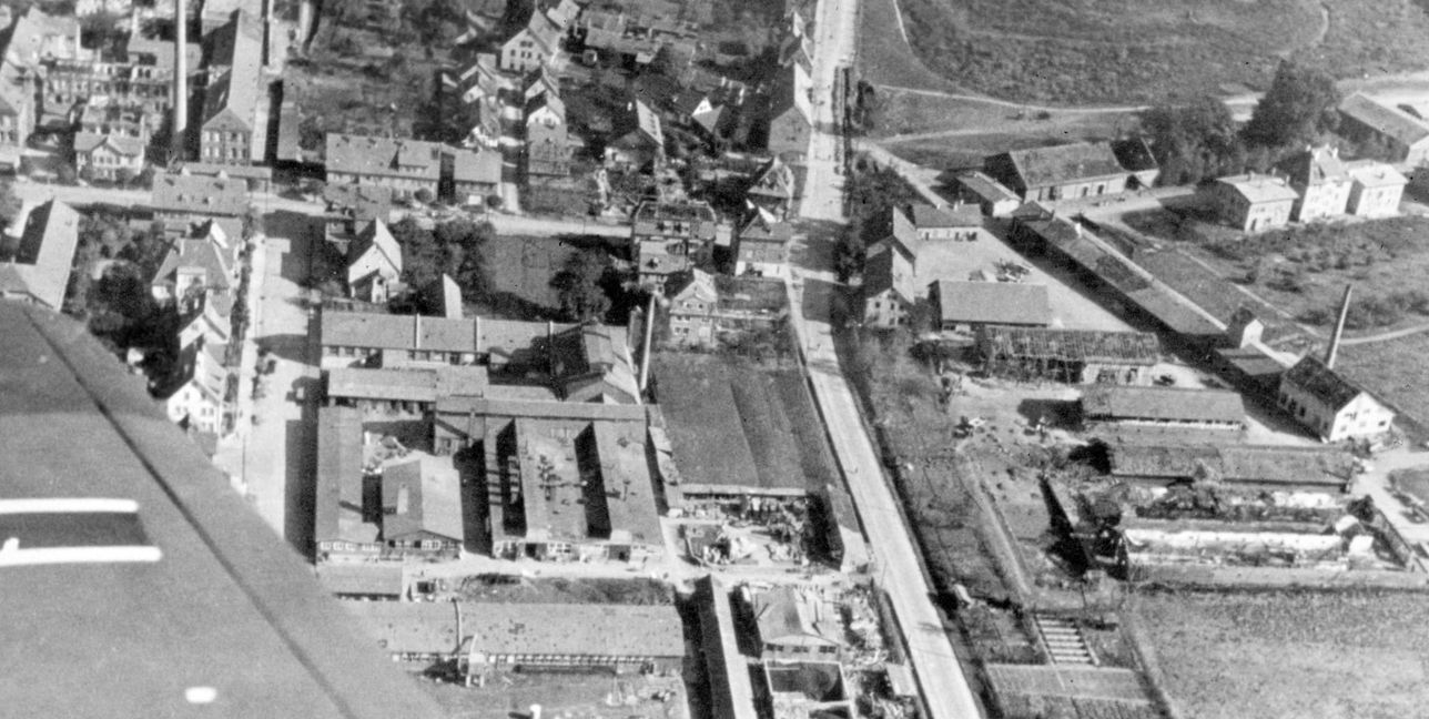 Blick von Südwesten auf Industriegebiet Bahnhofstraße mit Hautana, Herrenberger Straße und Zuckerfabrik (Zuckerfabrik 1856–1906), Aufnahme um 1945.