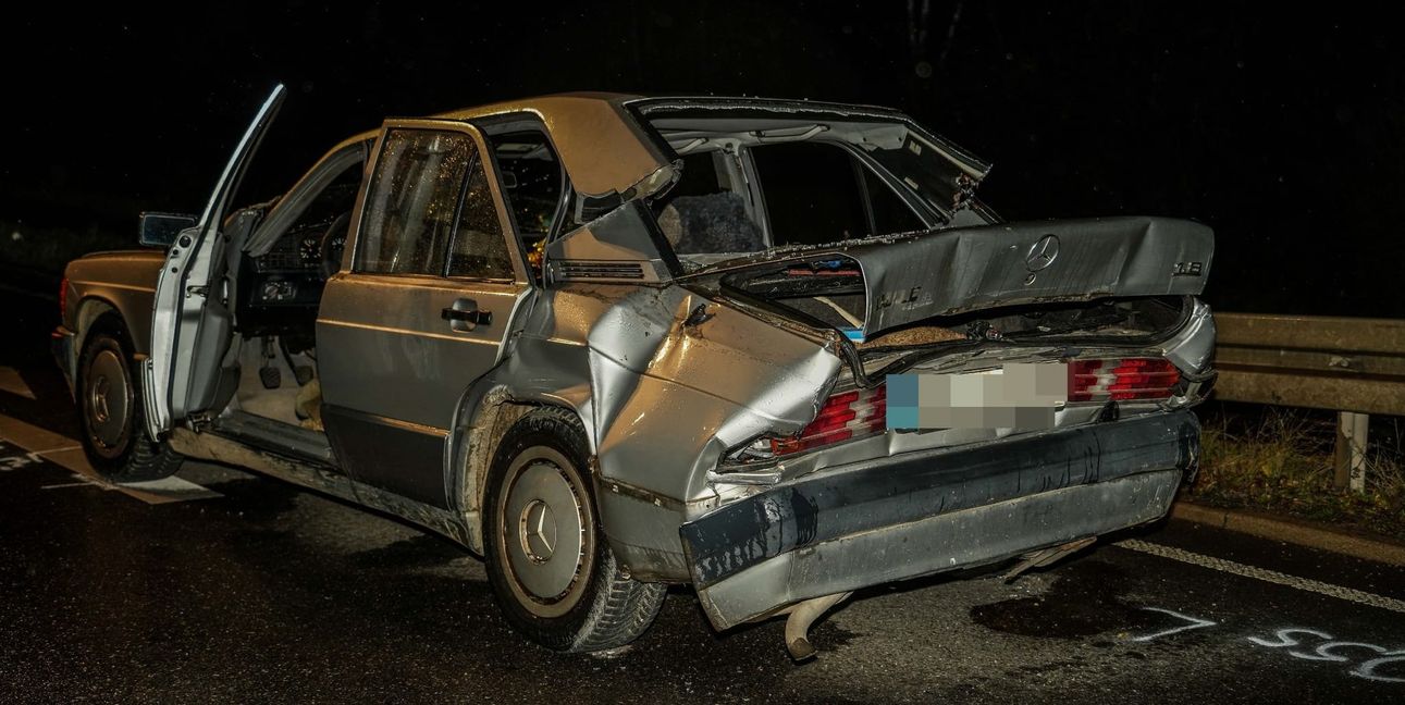 Der alte 190er Mercedes-Benz wurde ganz schön in Mitleidenschaft gezogen.