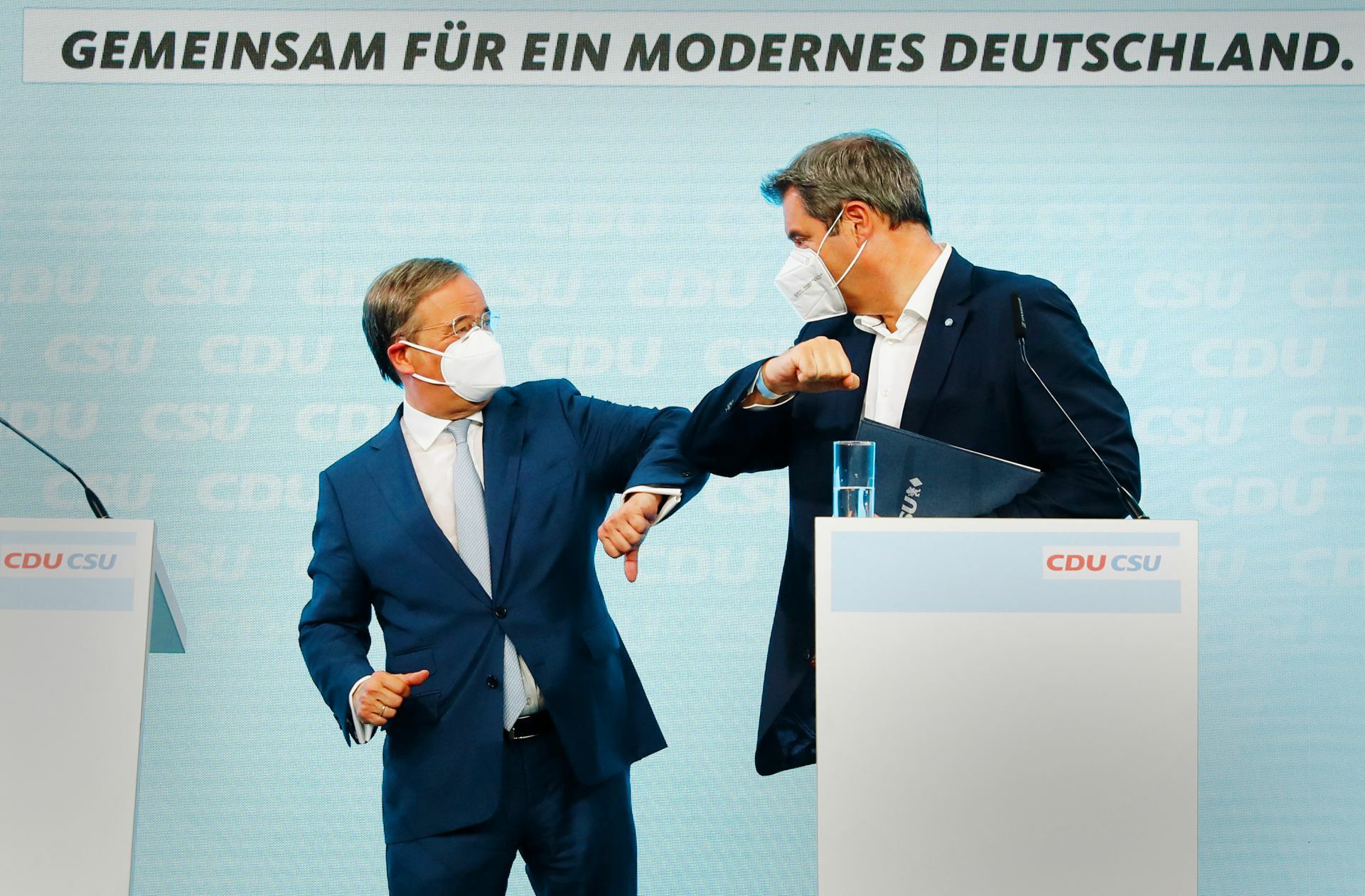 Die Choreografie der Versöhnungsshow wurde vorab im Biergarten besprochen.
 Foto: AFP/Michele Tantussi