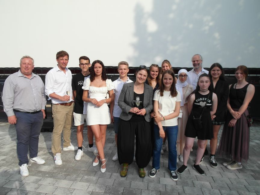 Das Team. In der erste Reihen (mit Sonnenbrille im Haar): Sabine Willmann, daneben: Franziska Borst.   Bild: Staber