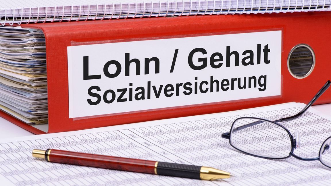 Höhere Zusatzbeiträge der Krankenversicherung mindern das Gehalt.