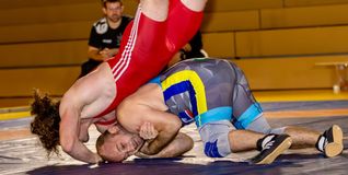 Der Ehninger Marc Luithle (unten) wirft seinen Gegner. In Neckarweihingen gewinnt der Teamkapitän des TSV Ehningen II seinen Kampf. Bi