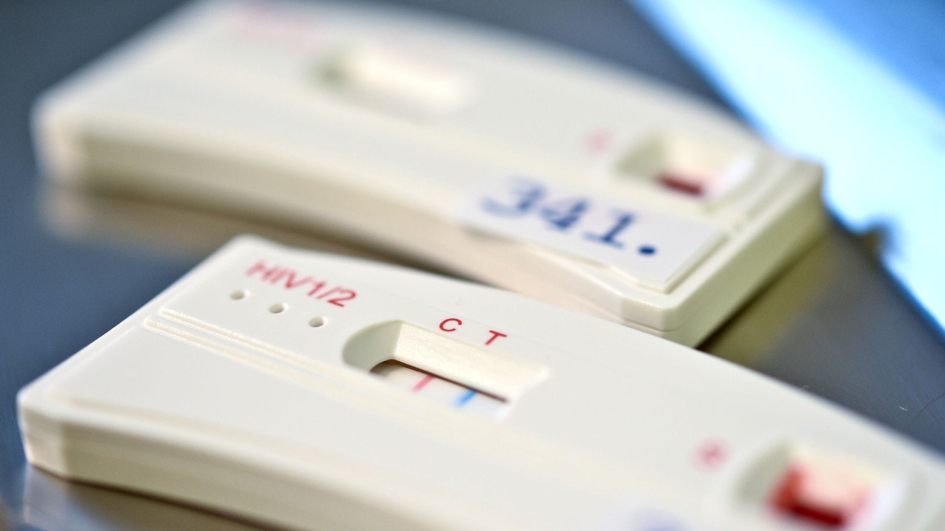 HIV-Schnelltests zeigen an, ob jemand das Virus in sich trägt. (Archivbild)