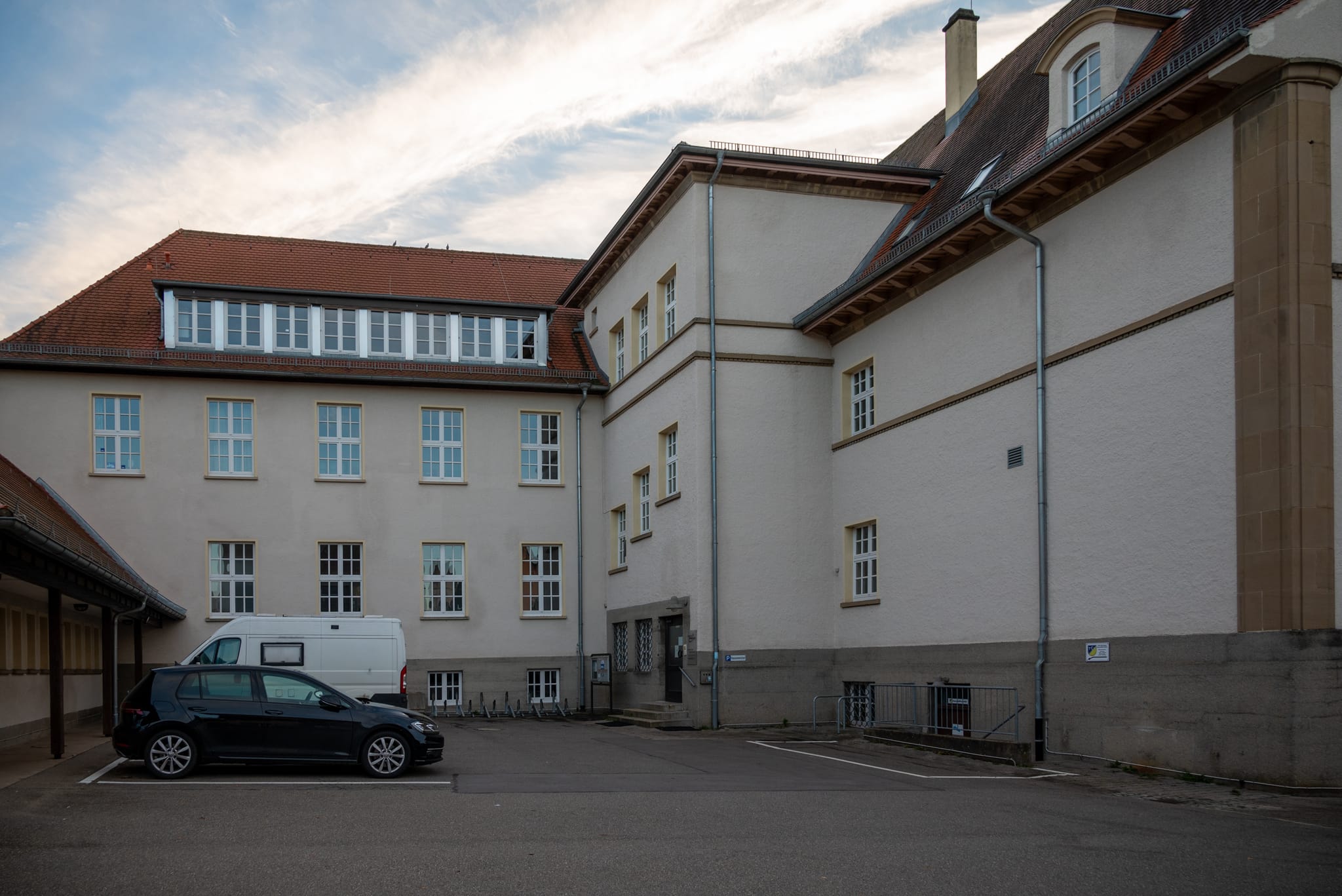 Die unter Denkmalschutz stehende Fronäckerschule wird aktuell von verschiedenen Vereinen genutzt.