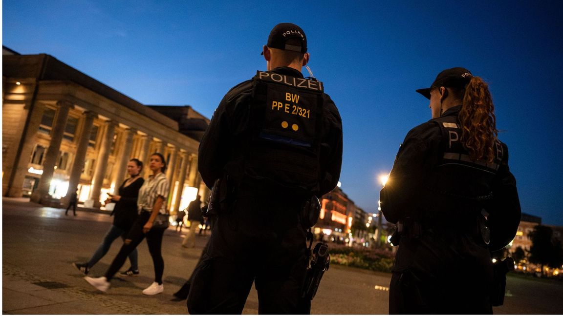 Einsatzkräfte der Polizei stehen in Stuttgart auf dem Schlossplatz Streife.