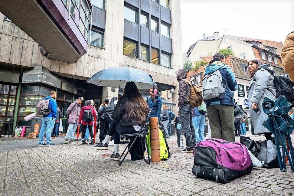 Die Warteschlange vor der Ausländerbehörde hat sich ins Internet verlagert.    Foto: Lichtgut/Julian Rettig