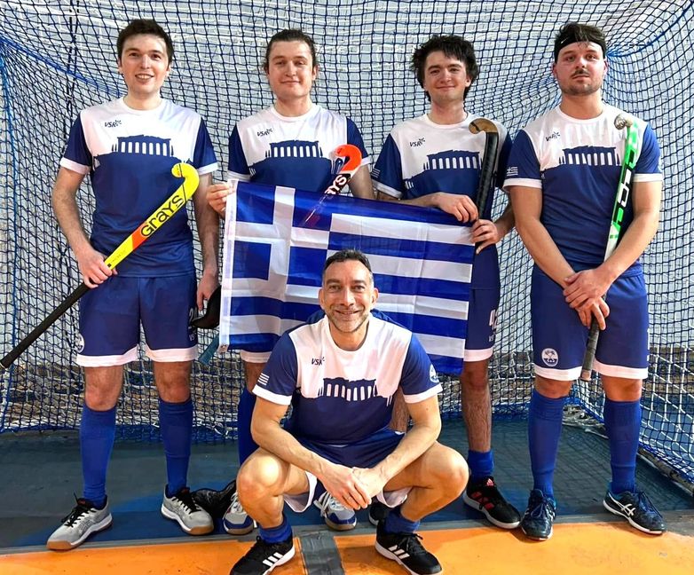 Matteo Panagis (hinten rechts) und Konstantin von der Mülbe (links daneben) im Trikot des griechischen Nationalteams.