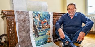 Joachim Ratz vom Heimatkreis mit der Originalbahn der Jagdtapete Nummer 20 aus dem Jahr 1812.