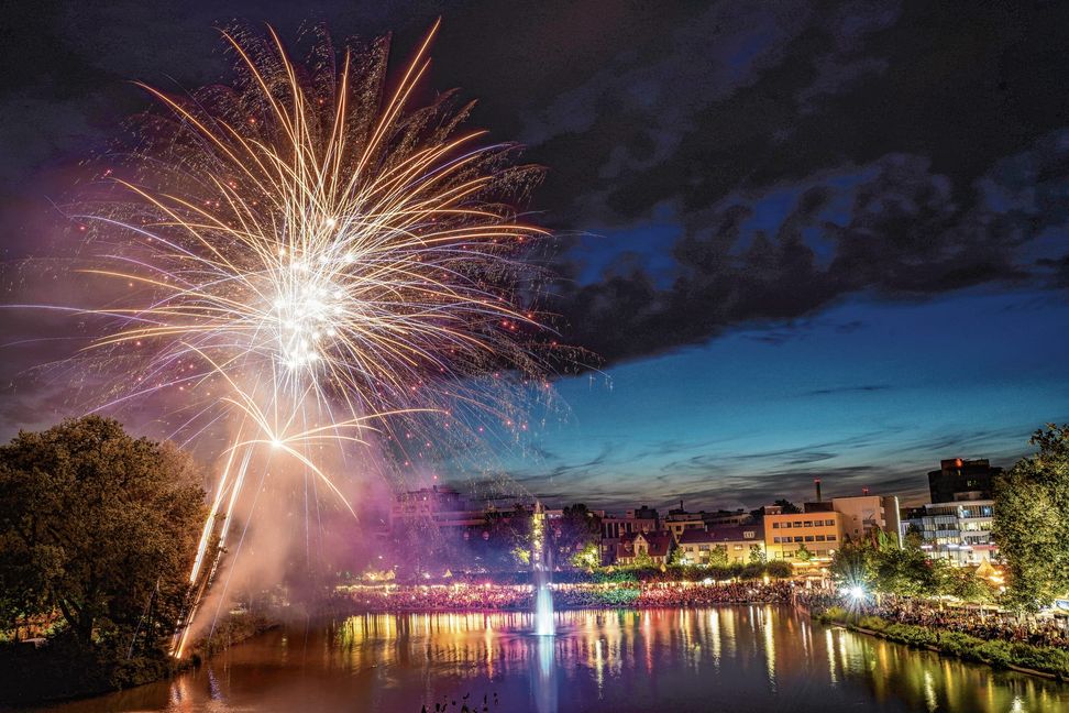 Viele tausend Gäste verfolgen am ersten Tag von Schlemmen am See in Böblingen nach Einbruch der Dunkelheit das Feuerwerk.Bilder: Dettenmeyer