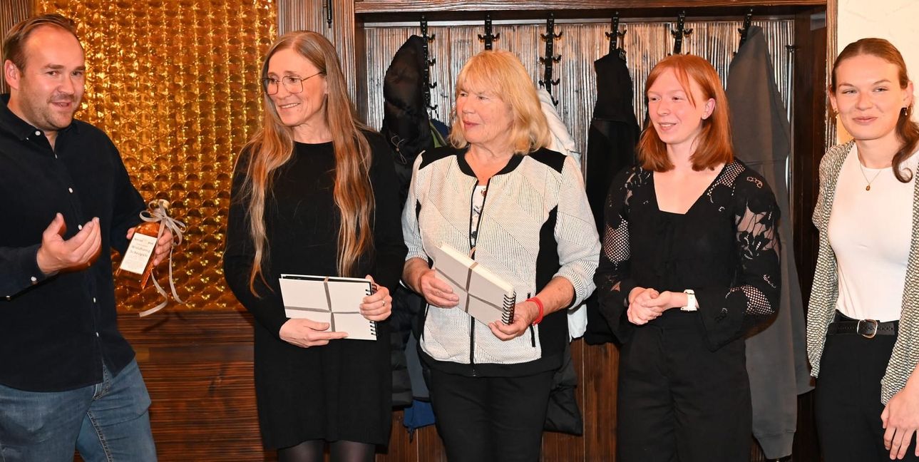 Ehrung für die Athletinnen und den Trainerstab (von links): Simon Altvater, Petra Geyer, Gudrun Steegmüller, Jessie Hasmüller und Annice Niedermayer. Den "Preis", den Simon Altvater in der Hans hält, gab es allerdings nicht für seine Leistungen als Trainer, sondern für eine gegen die beiden Radakrobatinnen gewonnene Wette.