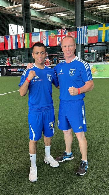 Hicham Omar mit seinem Böblinger Trainer Viktor Deisling. Bild: z