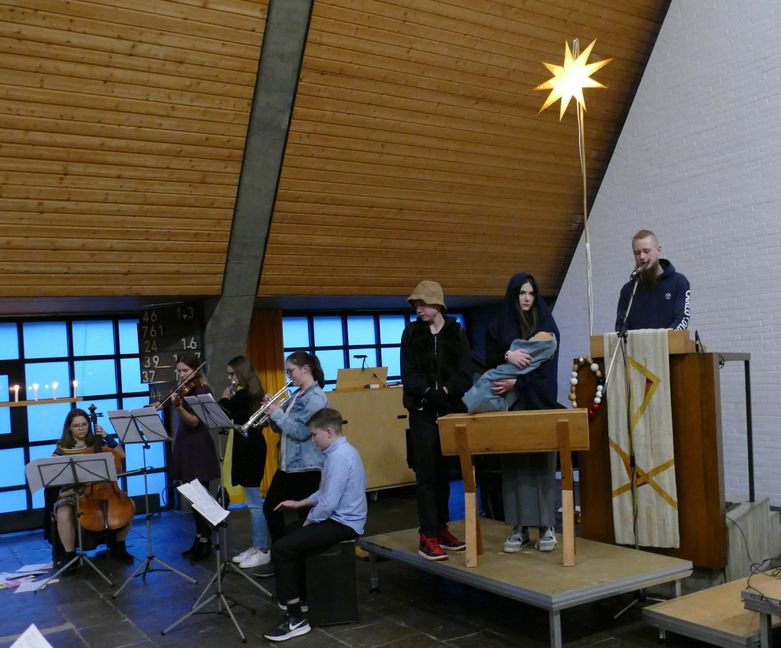 Das Krippenspiel in der Johanneskirche (von links) die Band Mirjam Schnabel, Judith Schnabel, Paula Beilharz, Eva Schnabel und Emil Beilharz sowie Alexander Schmidt als Josef, Silia Werner als Maria und Sebastian Köstel als Erzähler.   Bild: Lück