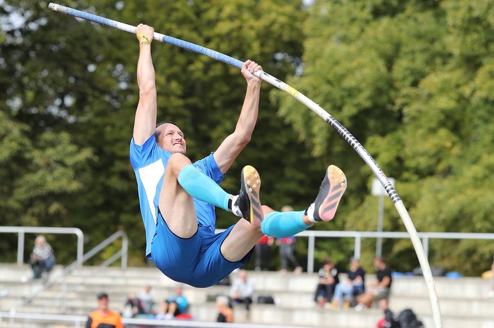 Mit übersprungenen 4,00 Metern gewinnt der Sindelfinger Leo Lohre die Goldmedaille bei den Deutschen Meisterschaften. Bild: Görlitz