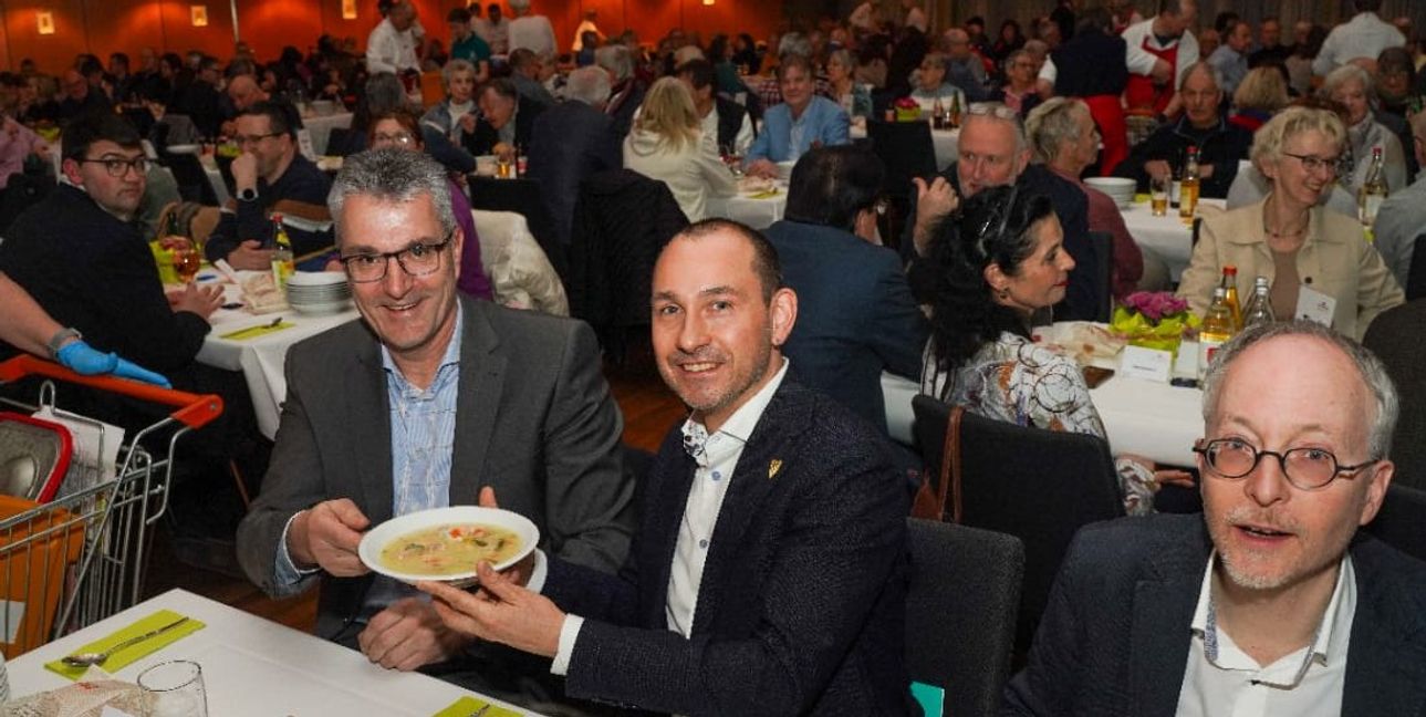 Knut Kircher, ehemaliger Bundesliga- und FIFA-Schiedsrichter sowie Fastenredner beim Fischsuppenessen (links), und Oberbürgermeister Dr. Stefan Belz lassen sich gleich die Suppe schmecken.