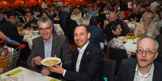 Knut Kircher, ehemaliger Bundesliga- und FIFA-Schiedsrichter sowie Fastenredner beim Fischsuppenessen (links), und Oberbürgermeister Dr. Stefan Belz lassen sich gleich die Suppe schmecken.