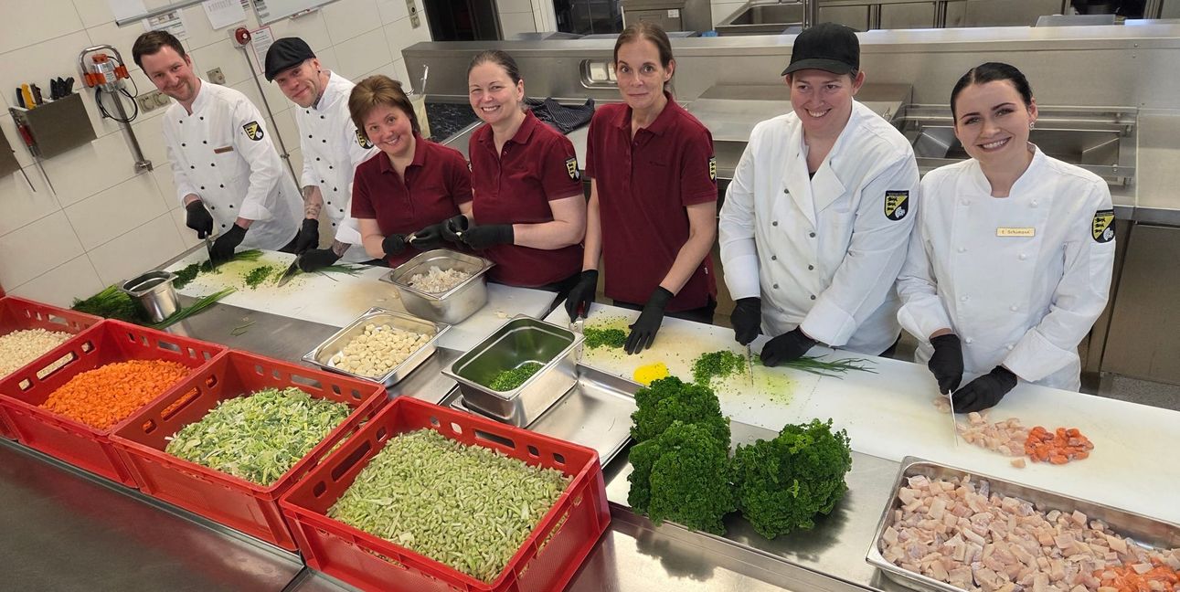 Gute Schnitte: Jan Braitmaier, Marius Mezger, Gulmira Schulz, Anna Fedin, Miriam Ullmann, Nadine Bussmann und Elea Schumann beim Schnippeln am Dienstag. Am Morgen waren auch noch Janina Ellis, Heidemarie Müller und Sabine Marquet für die Böblinger Fischsuppe im Einsatz.