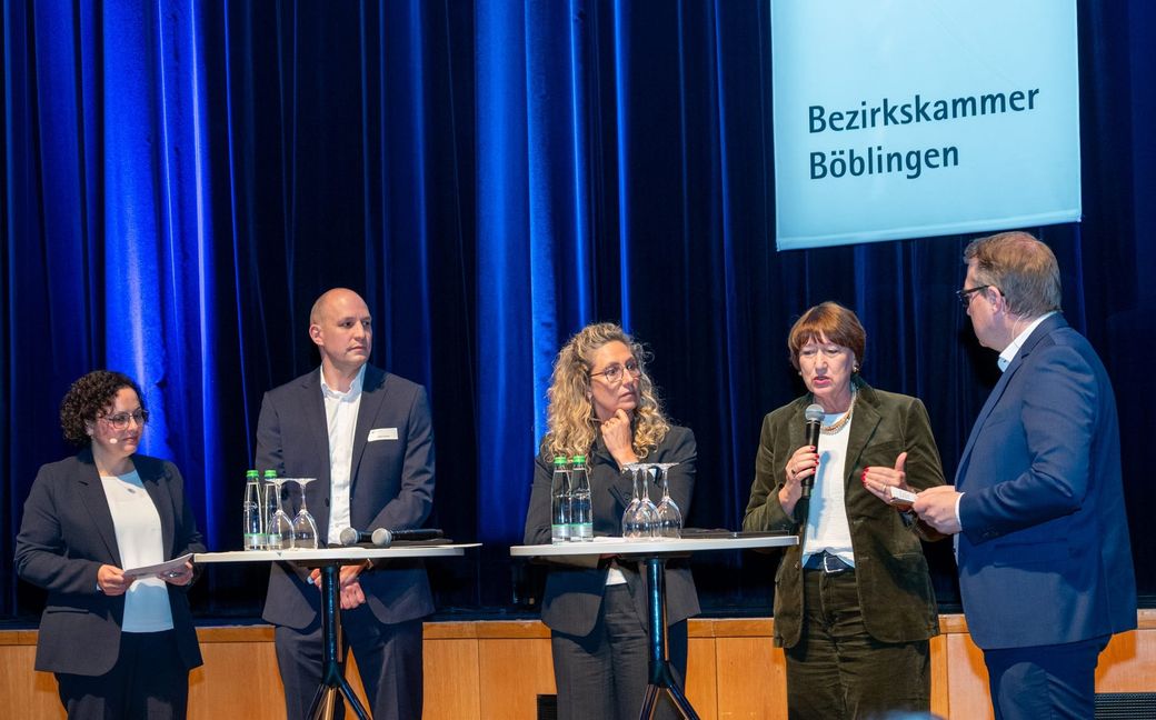 Diskussion in der Sindelfinger Stadthalle (von links): Marion Oker, Peter Kramer, Sara Gielen, Hildegard Müller und Andreas Weeber.