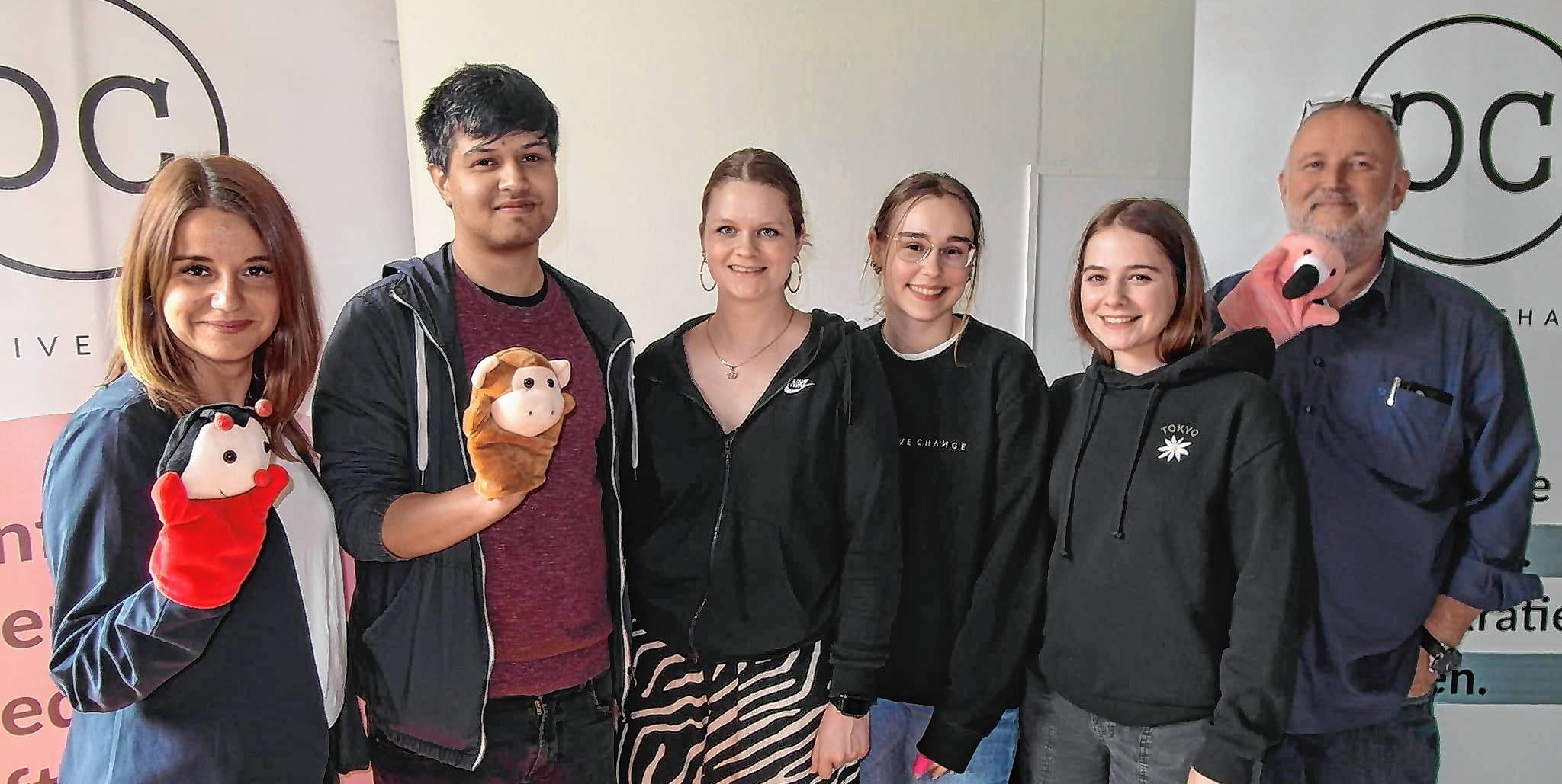 Auf unserem Foto (von links): Sabrina Markov (Leiterin der Böblinger Kita Lange Straße), Illari Wolf („Projektmanagement politische Bildung“ bei Mevesta), Svenja Meyer (Teamleiterin bei der gemeinnützigen Organisation Creative Change), Louisa Thier (Bundesfreiwilligendienst bei Creative Change), Paula Remmele (Bundesfreiwilligendienst bei Creative Change), Böblingens Sozialamtsleiter Klaus Feistauer. Bild: Staber