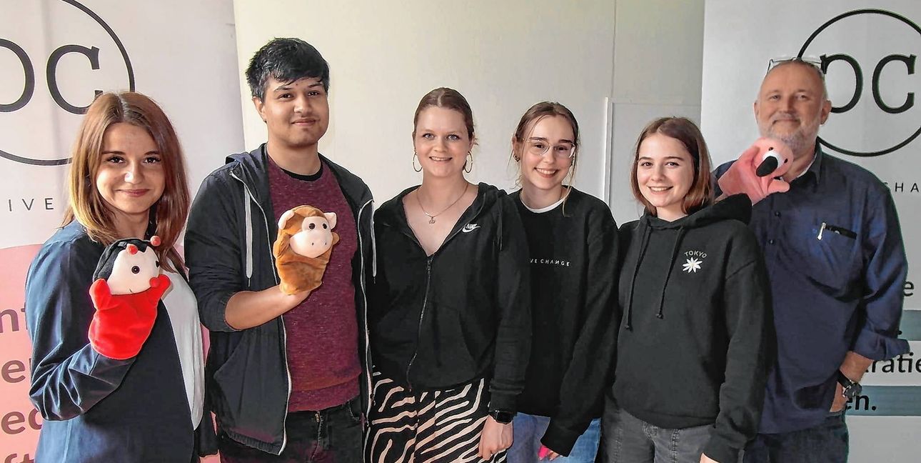 Auf unserem Foto (von links): Sabrina Markov (Leiterin der Böblinger Kita Lange Straße), Illari Wolf („Projektmanagement politische Bildung“ bei Mevesta), Svenja Meyer (Teamleiterin bei der gemeinnützigen Organisation Creative Change), Louisa Thier (Bundesfreiwilligendienst bei Creative Change), Paula Remmele (Bundesfreiwilligendienst bei Creative Change), Böblingens Sozialamtsleiter Klaus Feistauer. Bild: Staber