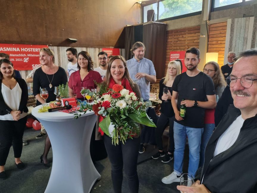 Blumen und Glückwünsche für Jasmina Hostert: Die Böblingerin wird für die Kreis-SPD im kommenden Bundestag vertreten sein. Bild: Jung