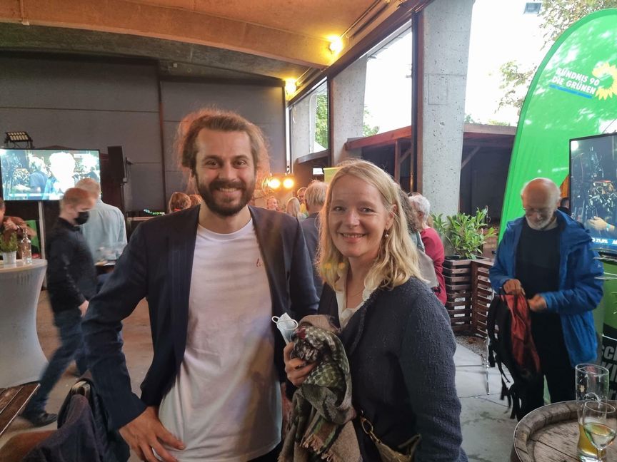 Landes-Umweltministerin Thekla Walker gratuliert Tobias Bacherle zum Einzug in den Bundestag. Bild: Jung