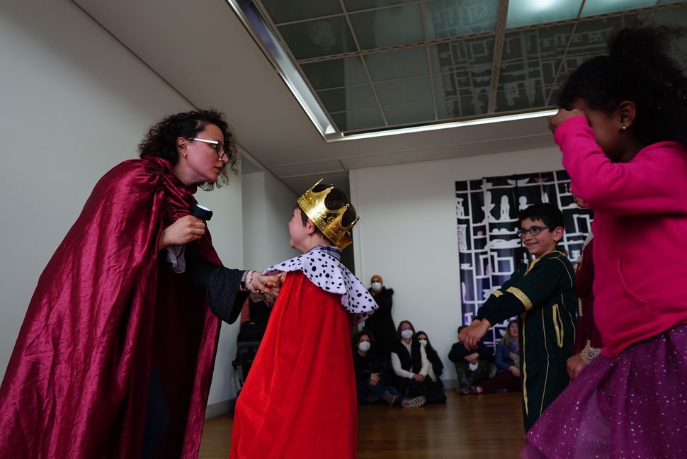 Gülcin Kocak (links) spielte bei der Theaterauffuhrung ihrer Gruppe die Hexe. Bilder: Heiden