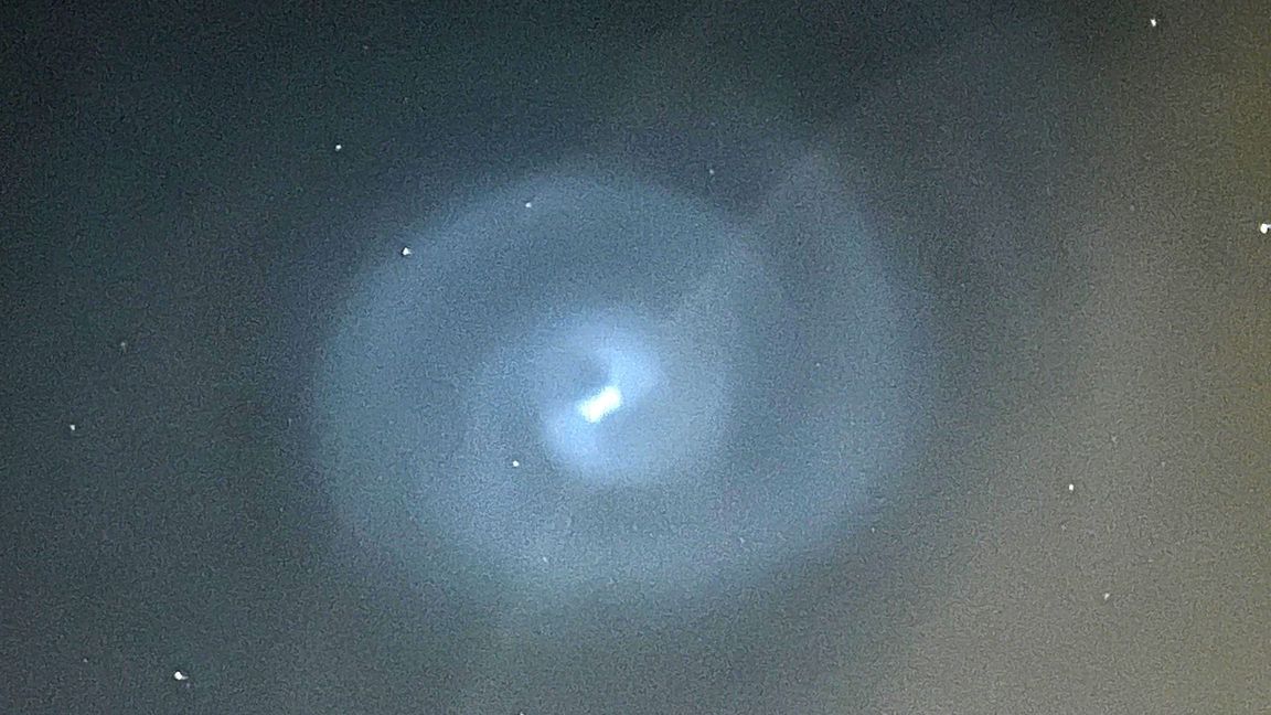 Der Blick zu den Sternen fasziniert seit jeher – besonders, wenn ungewöhnliche Objekte am Nachthimmel auftauchen, wie es am Montagabend der Fall war.