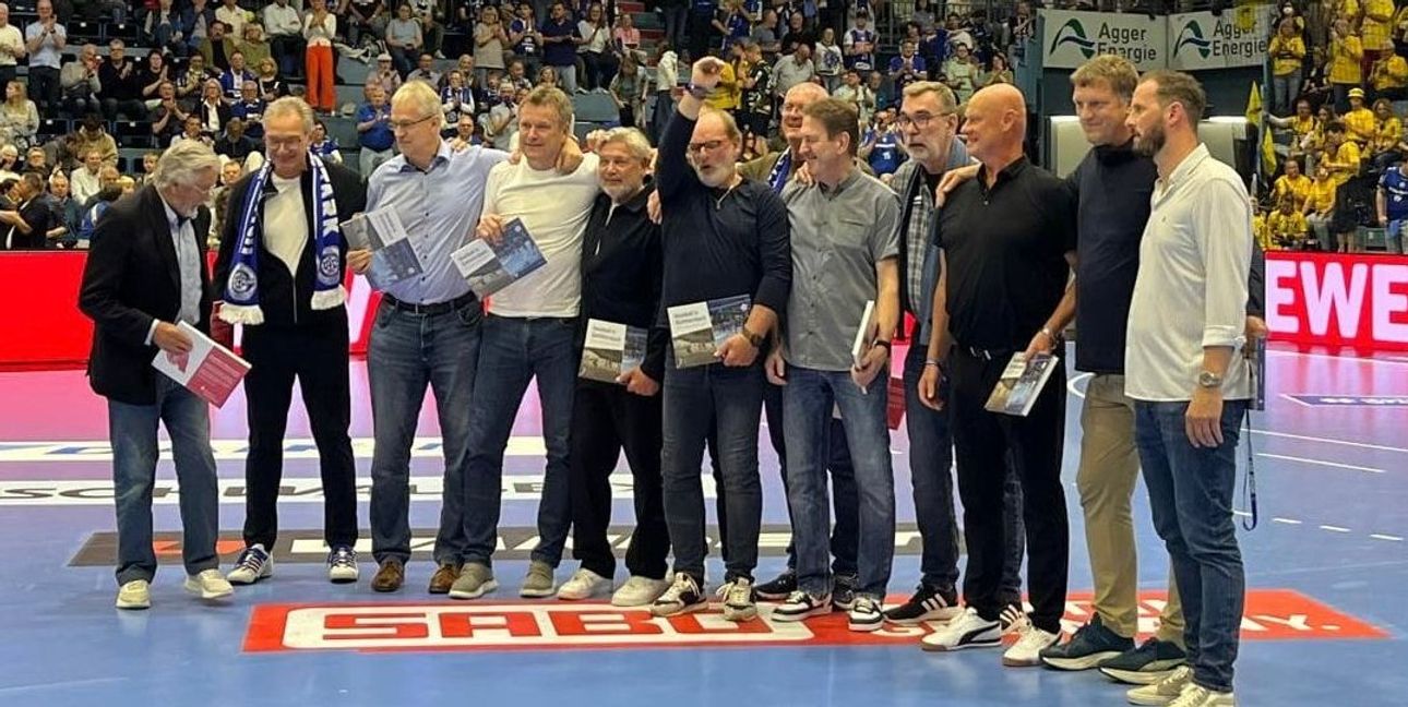 Ralf Maurer (Zweiter von links) und das letzte Meisterteam des VfL Gummersbach wurden geehrt.