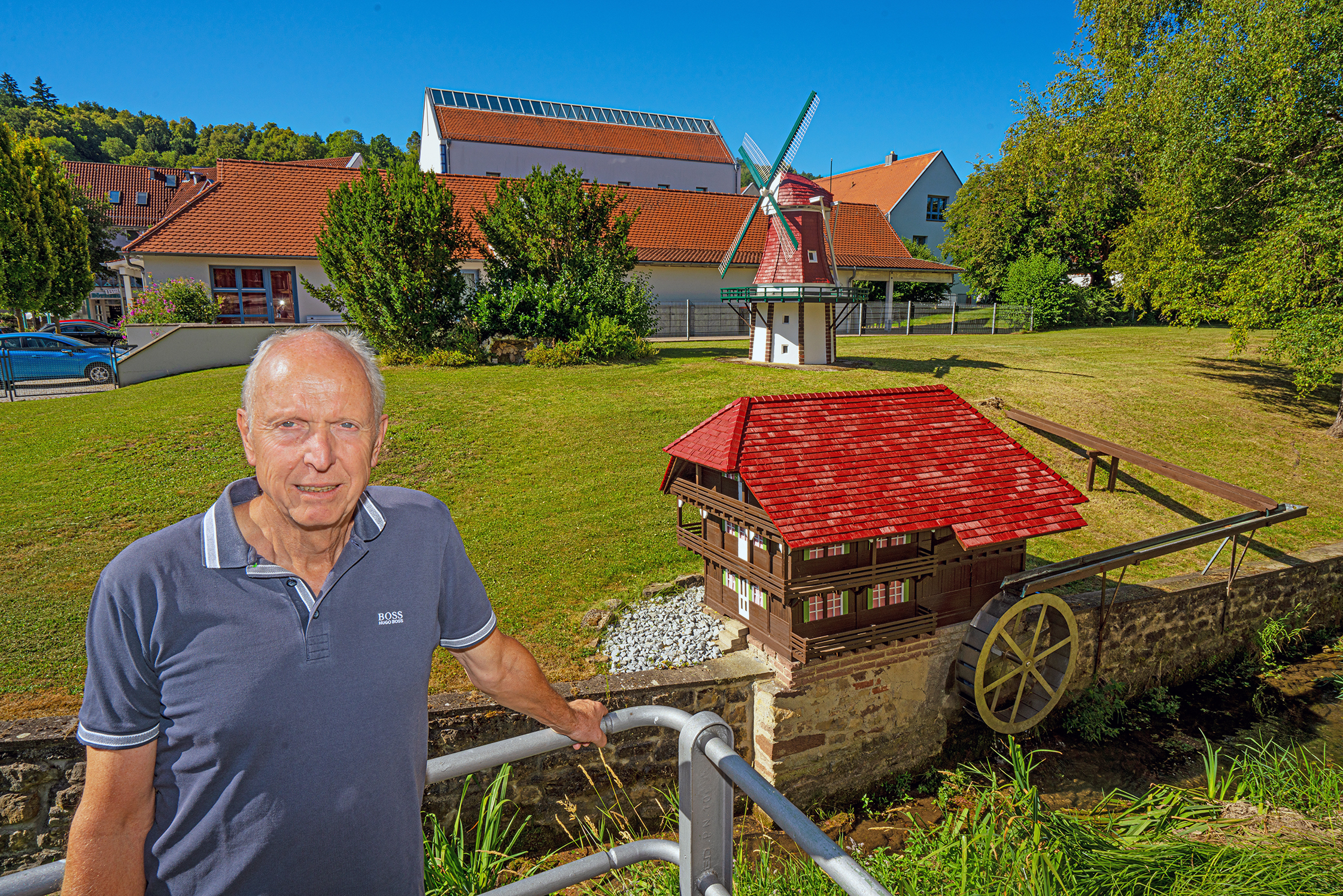 Eberhard Oehler hat die fünf Meter hohe Windmühle und das Schwarzwaldhaus an der Aid in Aidlingen renoviert.