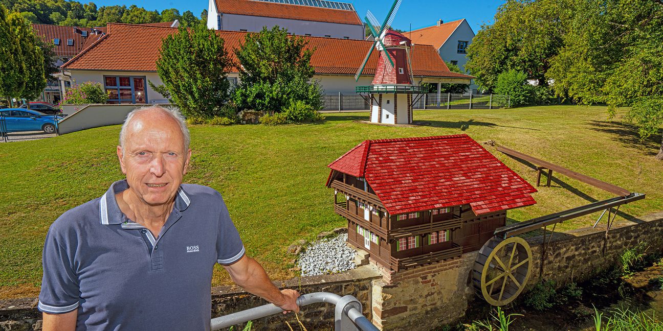 Eberhard Oehler hat die fünf Meter hohe Windmühle und das Schwarzwaldhaus an der Aid in Aidlingen renoviert.