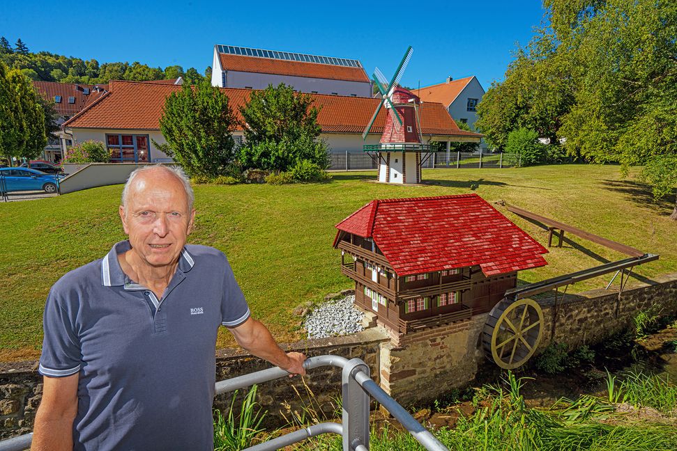 Eberhard Oehler hat die fünf Meter hohe Windmühle und das Schwarzwaldhaus an der Aid in Aidlingen renoviert.