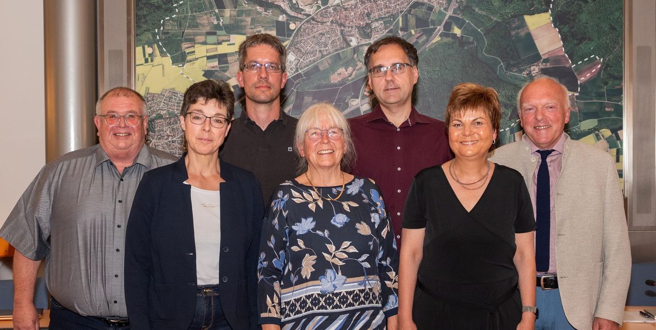Aus dem Gremium ausgeschieden sind: Vorne von links: Ursula Kenntner (Freie Wähler), Gisa Fichtner (SPD), Jutta Schießler (Freie Wähler) Hinten von links: Roland Sichler (Freie Wähler), Alexander Jäger (Freie Wähler), Ulli Tessel (Grüne), Karl-Heinz Barth (Freie Wähler). Auf dem Bild fehlt Jürgen Reiter (CDU).