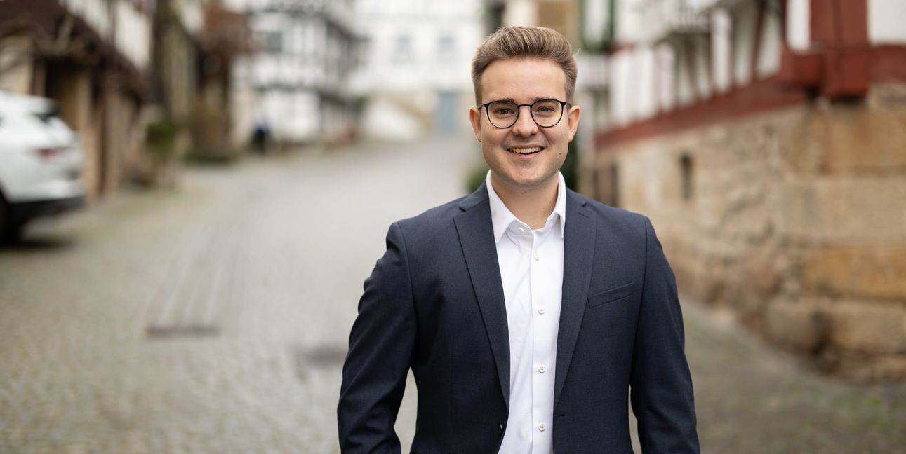 Max Reinhardt in der Sindelfinger Altstadt. Sein Ziel: „Ich möchte ein dynamischer, bürgernaher Oberbürgermeister für alle Menschen in Sindelfingen sein, der die Leidenschaft hat, positive Veränderungen voranzutreiben.“