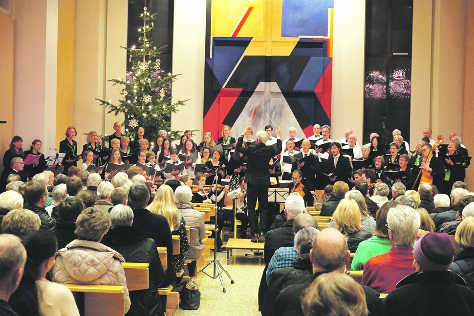 Volles Haus in der St.-Anna-Kirche am Samstagabend beim Weihnachtskonzert der Chöre des GSV Maichingen unter der Leitung von Albrecht Volz.  Bild: Heiden