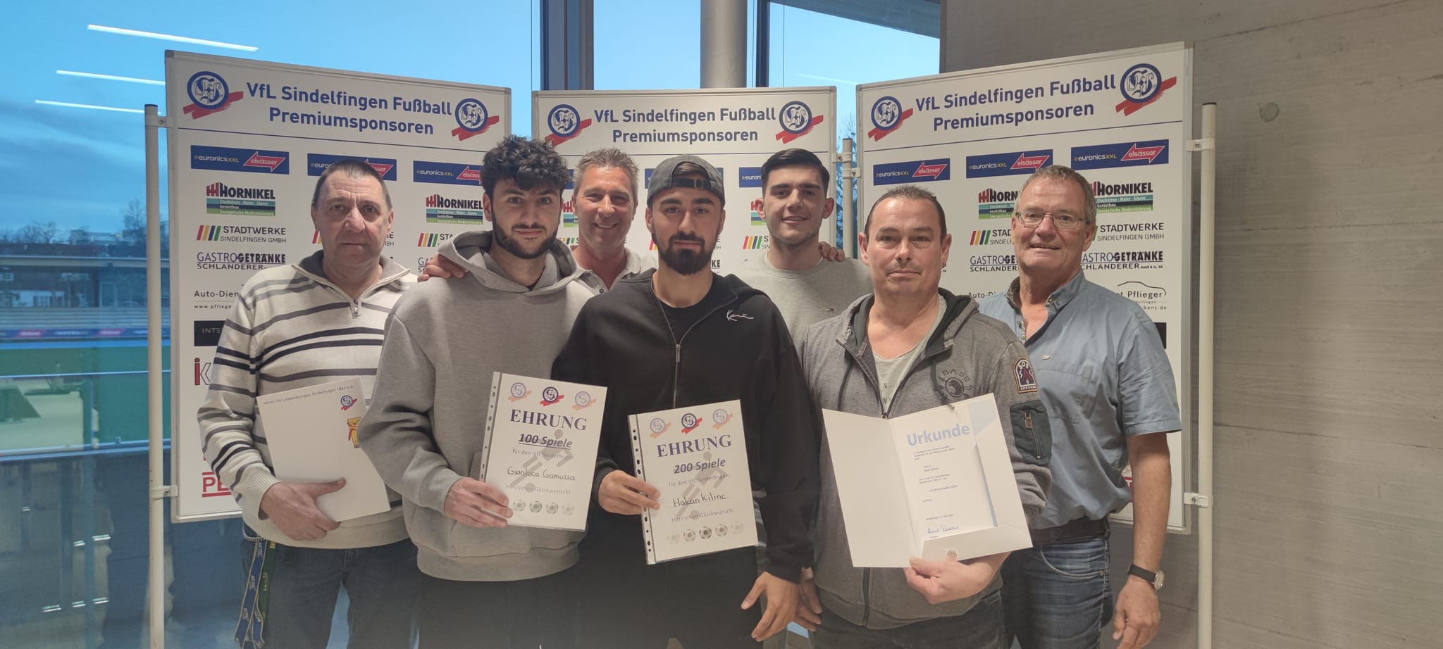 hre, wem Ehre gebührt (von links): Wolfgang „Mecki“ Sturm, Gianluca Gamuzza, Uwe Staufert, Hakan Kilinc, Agim Deskaj, Ralf Kübler und VfL-Abteilungsleiter Ralf Brenner (von links)Bild: Zvizdiç