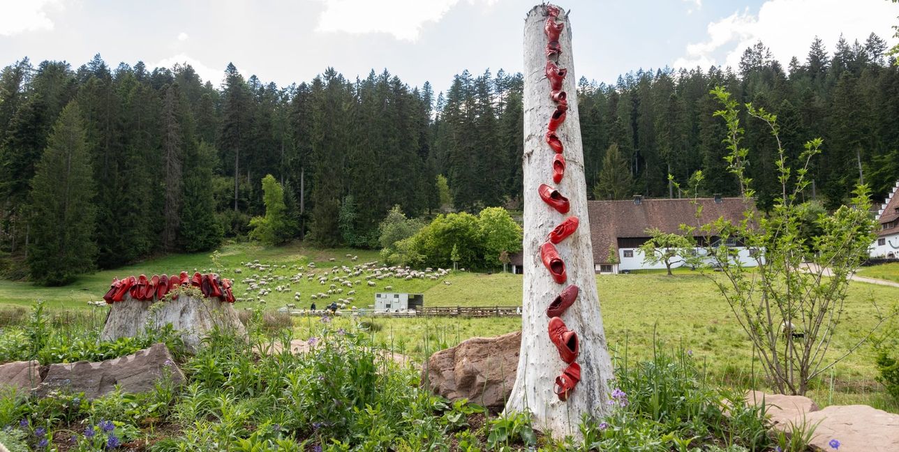 Die roten Schuhe sind ein verbindendes Motiv der Gartenschau 2025.