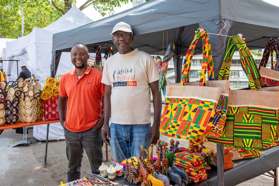 Nicholas SSenjala von der Organisation Minds Youth Organisation und Organisator Mafoday Cham schätzen die Atmosphäre in Böblingen.