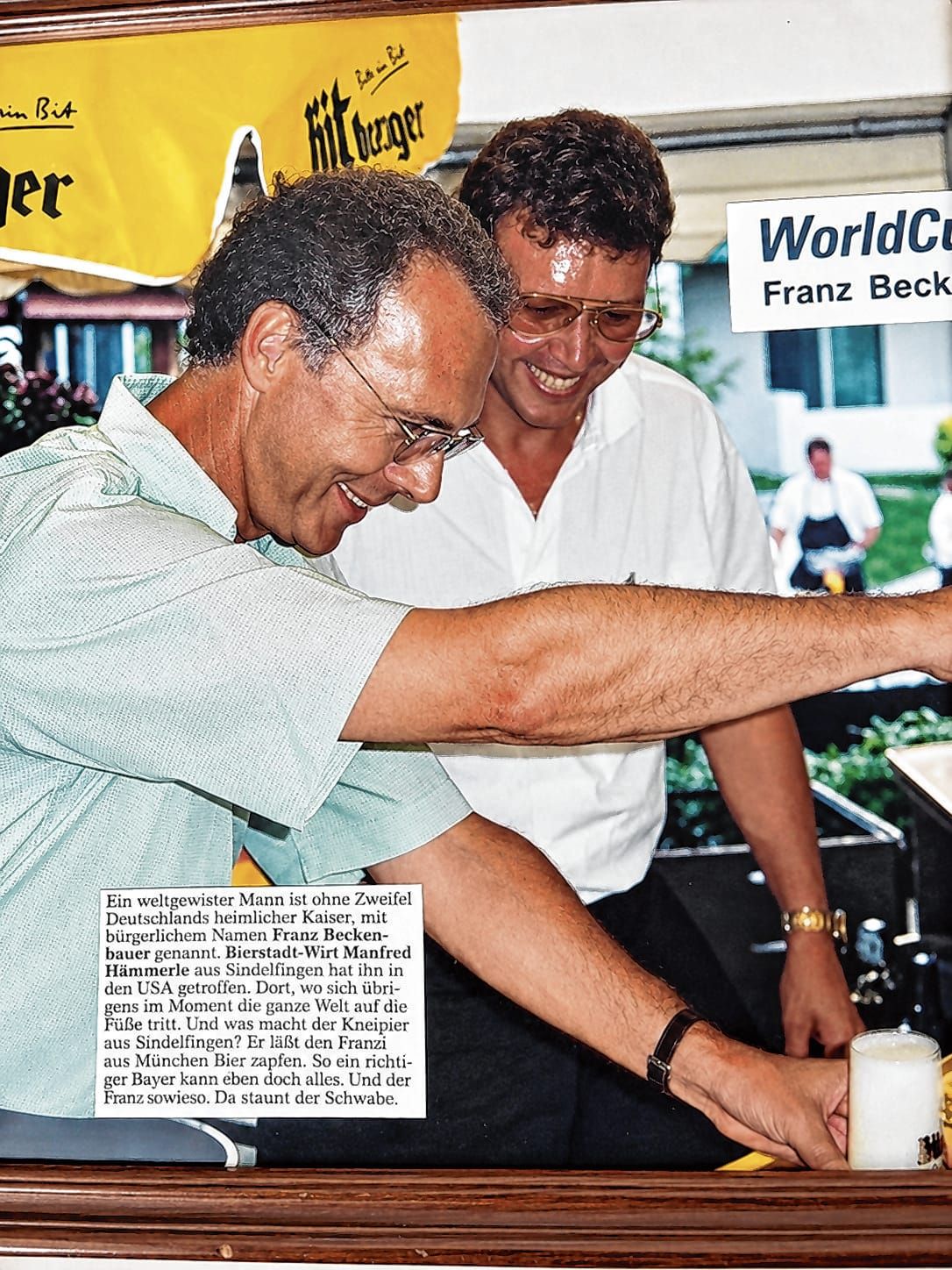 Mit dem Kaiser in den USA: DFB-Teamchef Franz Beckenbauer lässt sich am Rande der Fußball-WM von Manne Hämmerle zeigen, wie man anständig ein Bier zapft.