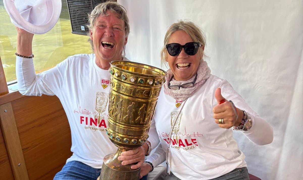 Hier ist das Ding! Der VfB ist Pokalsieger und die Hämmerles haben den Pott in den Händen.