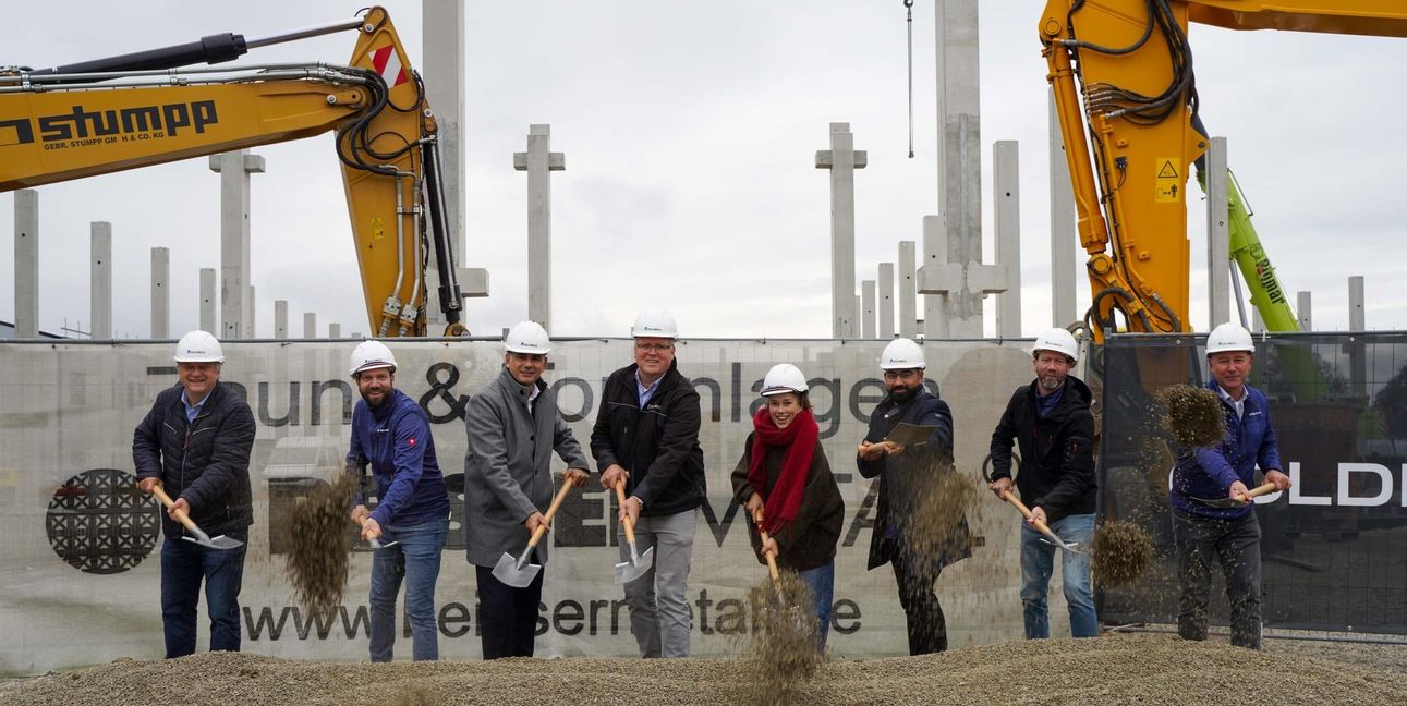 Spatenstich für den Neubau von Beisser Metall (von links): Weil im Schönbuchs Bürgermeister Wolfgang Lahl, Jan Pogadl (Geschäftsführer Beisser Metall), Holzgerlingens Bürgermeister Ioannis Delakos, Christian Schlumbohm, Laura Stelzer und Emre Erol (alle Goldbeck), Michael Pogadl (Geschäftsführer Beisser Metall) und Otto Kaufmes (Betriebsleiter Beisser Metall).