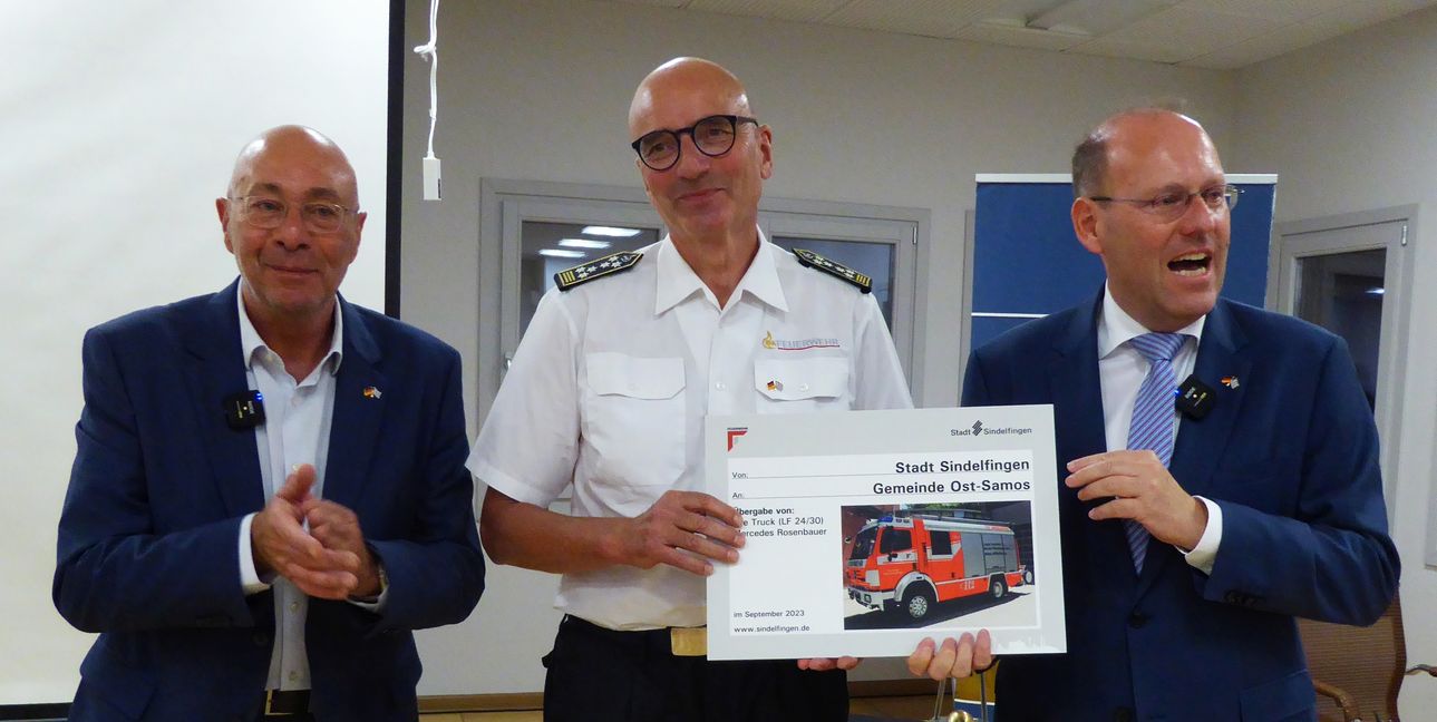 Bei der offiziellen Besiegelung der Städtepartnerschaft im September 2023 hatte Sindelfingen die Spende eines dritten Feuerwehrautos in Aussicht gestellt. Von links der damalige Bürgermeister Georgios Stantzos, Feuerwehrchef Rainer Just und Oberbürgermeister Dr. Bernd Vöhringer.