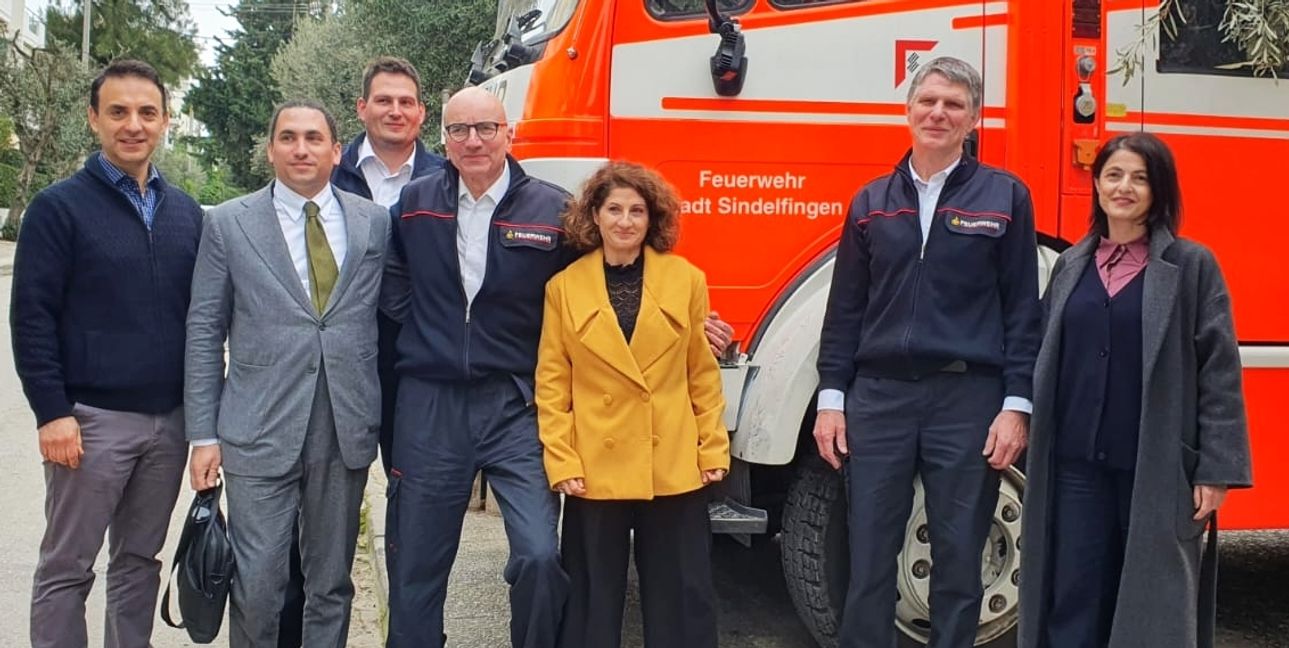 Das Sindelfinger Feuerwehrfahrzeug wird in Athen an Ost-Samos übergeben: von links Dimitrios Sopikis (Deutsch-Griechische Versammlung Athen), Ost-Samos-Stadtrat Dimitrios Vlassiadis, Matthias Zoller und Rainer Just (Feuerwehr Sindelfingen), Maria Montzaflari (DGV), Uwe Zoller (Feuerwehr Sindelfingen) und Nafsika Nikodimopoulou (DGV).