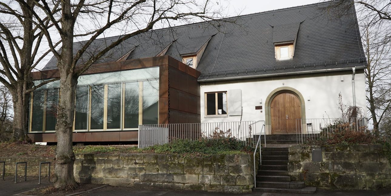 Das Vereinshaus Maichingen heute nach Kernsanierung und Umbau mit nach außen ragender Glas-Stahl Erweiterung bei Erhalt der alten Gebäudegestalt.