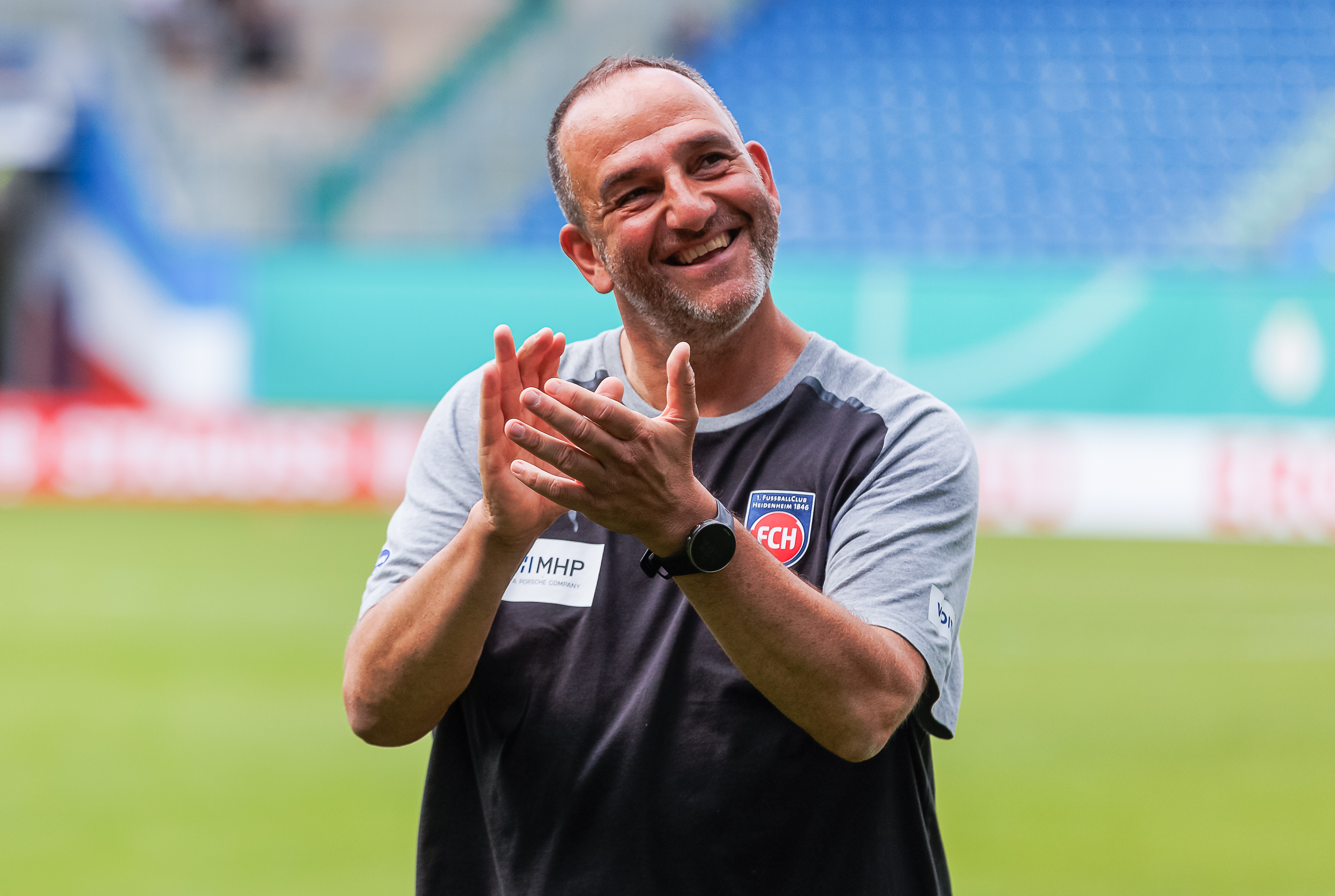 Heidenheims Trainer Frank Schmidt bedankt sich beim Pokalspiel in Rostock bei den mitgereisten Fans. Bild: Eibner-Pressefoto/Andy Buenning