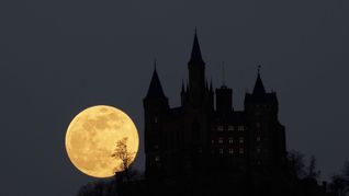 Die voll beleuchtete Mondkugel wandert durch den Schatten der Erde und wird dabei verfinstert. Denn die Erde schiebt sich auf ihrer Bahn um die Sonne zwischen Mond und Sonne, wie das Deutsche Zentrum für Luft- und Raumfahrt (DLR) erläutert.