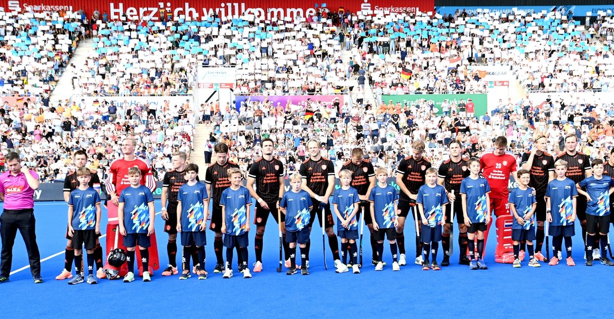 Der unvergesslicher Moment: Die Jungs der SV Böblingen mit den holländischen Nationalspielern auf dem Spielfeld.      Bild: worldsportpics.com/Frank Uijlenbroek/z