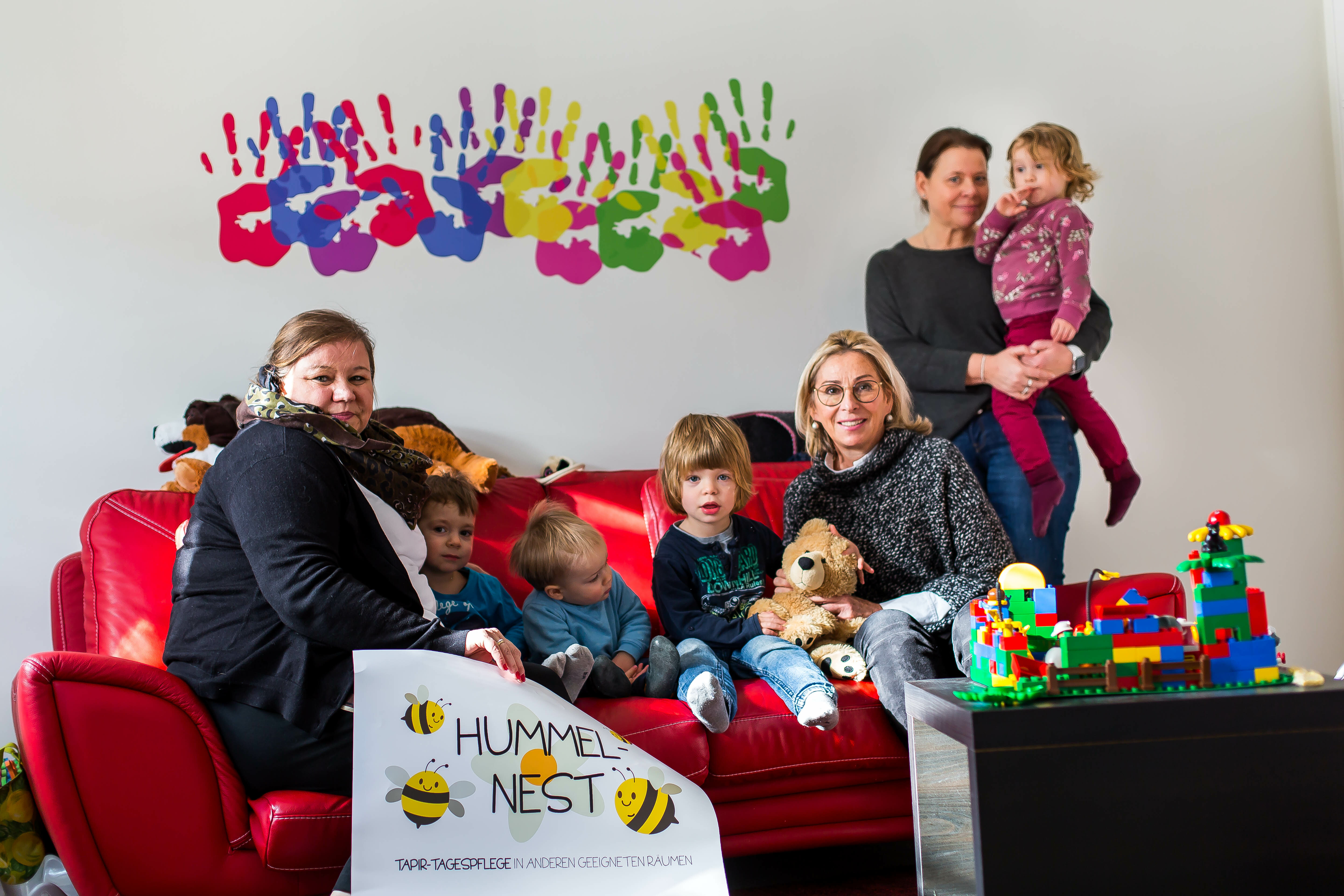 Petra Fröhlich, Jutta Hummel und Pia Frank (von links) mit den Kindern im Hummelnest. Bild: Cakir