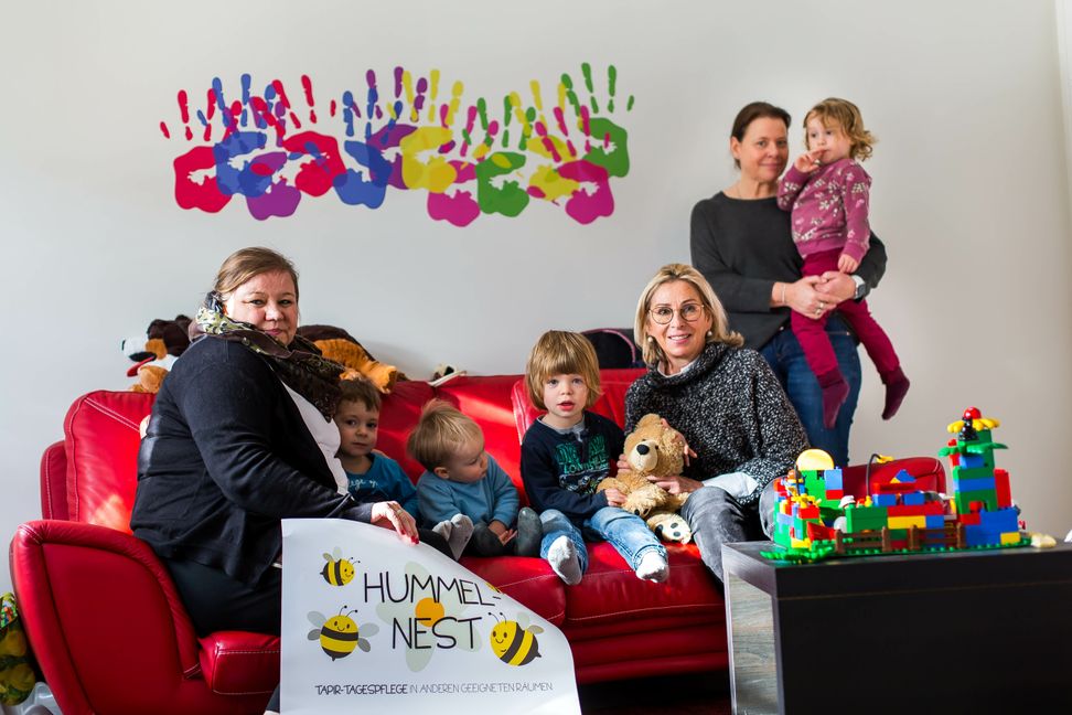 Petra Fröhlich, Jutta Hummel und Pia Frank (von links) mit den Kindern im Hummelnest. Bild: Cakir