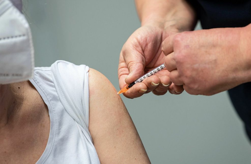 Viele Menschen sind im Hinblick auf die Impfungen gegen das Coronavirus verunsichert.  Foto: dpa/Sina Schuldt
